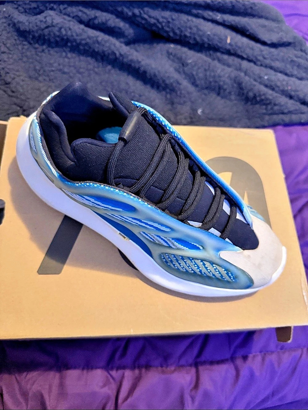 adidas Yeezy 700 V3 Arzareth Blue & White Sneakers
